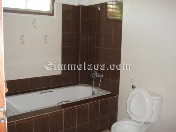 Apartment for rent in Vientiane Laos-bathroom